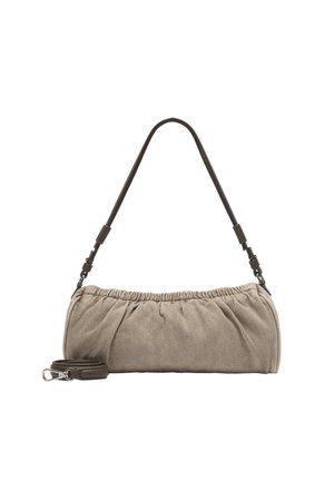 Miękka beżowa torba na ramię z marszczonym górnym brzegiem, obok zwinięty ciemnobrązowy odpinany pasek.