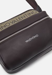 Valentino Bags DRY - Torba preko tijela - taupe/multicolor