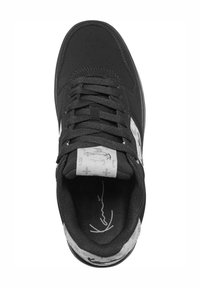 Fekete sneaker sima felsőrésszel, szürke mintázatú díszítésekkel az oldalán, és lapos fűzőkkel. Párnázott bokarész és texturált talpbetét jellemzi.