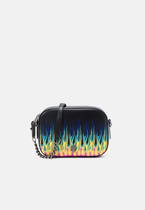 Sac bandoulière rectangulaire noir avec des motifs de flammes colorées en bleu, vert, jaune et rose, avec un détail de chaîne.