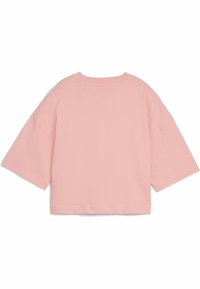 Ružový skrátený tričko s krátkymi širokými rukávmi. Mäkká bavlnená tkanina, rebrovaný výstrih a uvoľnený strih. Minimalistický dizajn, bez vzorov alebo akcentov.