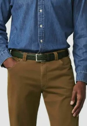 Bruine chinos met een slim fit, vergezeld van een zwarte leren riem met een zilveren gesp. Het shirt is een blauwe denim met lange mouwen.