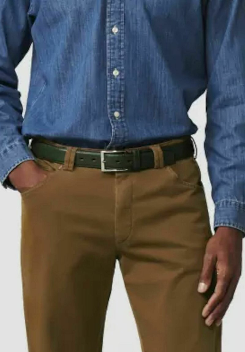 Bruine chinos met een slim fit, vergezeld van een zwarte leren riem met een zilveren gesp. Het shirt is een blauwe denim met lange mouwen.
