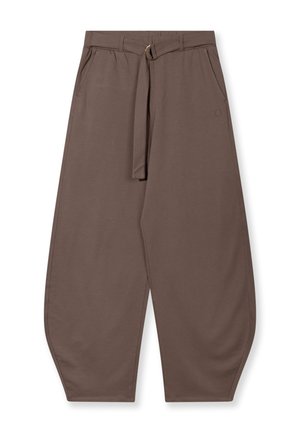 Bruine losse broek met taps toelopende pijpen, steekzakken aan de voorkant en een bijpassende stoffen riem met gesp in de taille.