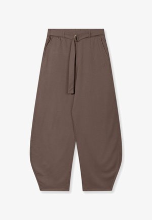 Bruine losse broek met taps toelopende pijpen, steekzakken aan de voorkant en een bijpassende stoffen riem met gesp in de taille.