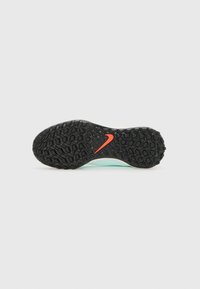 Semelle en caoutchouc noir avec grip texturé, présentant un intercalaire turquoise et un détail de swoosh Nike rouge.