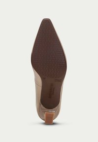 Scarpa con tacco a spillo nuda con punta affilata, parte superiore in pelle liscia, suola in gomma marrone texturizzata e un piccolo dettaglio sul tacco sul retro.