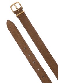Ceinture en daim marron avec une texture lisse, dotée d'une boucle en métal doré, de trous espacés uniformément pour l'ajustement, et d'une extrémité effilée.