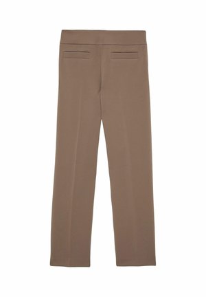 Hnedé nohavice s rovnými nohavicami a dvoma horizontálnymi zadnými vreckami, zobrazené plocho na bielom pozadí.