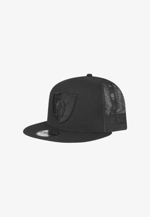 Schwarze Snapback-Cap mit einem erhabenen, strukturierten Raiders-Logo auf der Vorderseite, einem luftdurchlässigen Netzrücken und einem flachen Schirm.