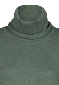 Pull en col roulé vert en tissu tricoté doux avec une texture côtelée, doté d'un col haut et d'un design sans coutures près du cou.