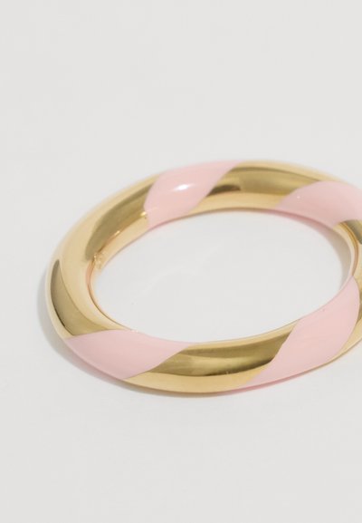 Χρυσό και ροζ ριγέ βραχιόλι με λείο φινίρισμα και γυαλιστερή επιφάνεια σε λευκό φόντο.