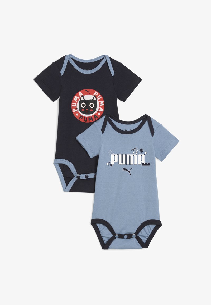 Dos bodysuits para bebé: uno en navy con un logo de gato y el otro en azul claro con el texto 'PUMA'. Ambos tienen mangas cortas y cierres a presión.