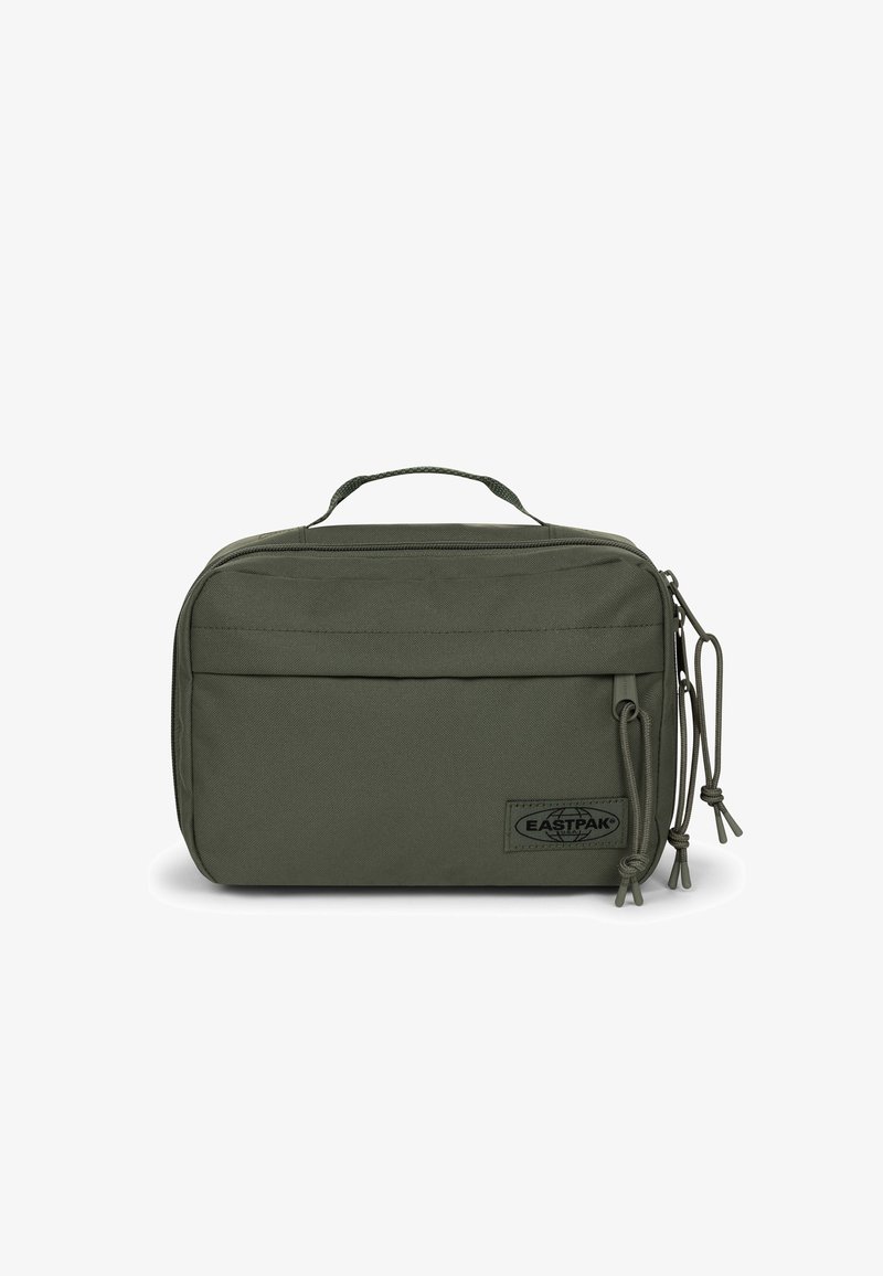 Neceser rectangular de color verde oliva de Eastpak con bolsillo frontal con cremallera, doble tirador de cremallera y asa de transporte en la parte superior sobre fondo blanco.