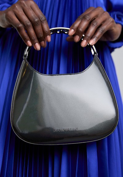 Borsa a tracolla in pelle lucida grigia con silhouette curva, accessori in argento e manico strutturato. Logo impresso sul davanti.