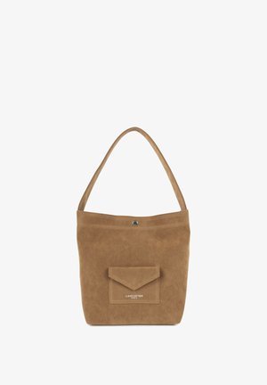 Braune Veloursleder-Handtasche mit flachem Boden, einem einzelnen Schulterriemen und einer Fronttasche mit Klappenverschluss. Dezente Markenkennzeichnung auf der Vorderseite.