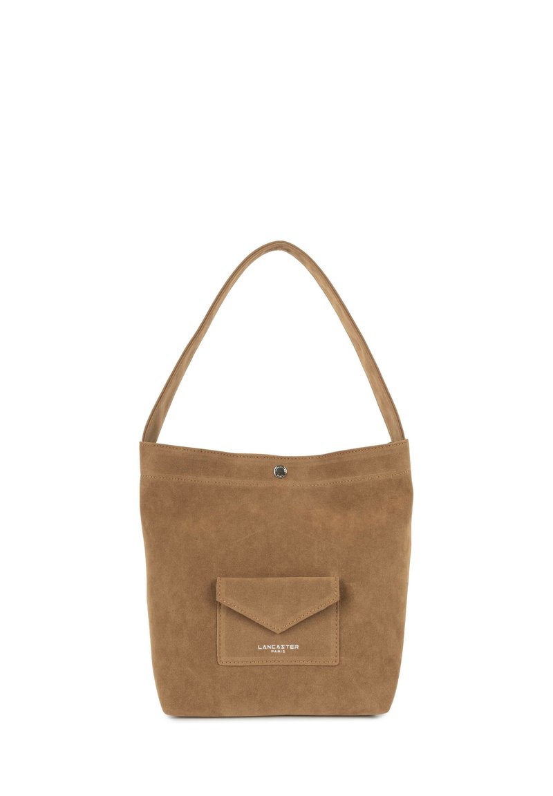 Borsa a tracolla in camoscio marrone con fondo piatto, una singola tracolla e una tasca frontale con chiusura a patta. Branding discreto sulla parte anteriore.