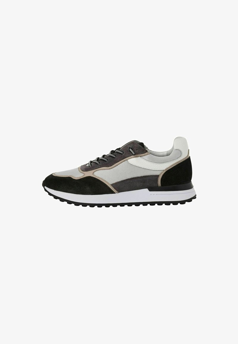 Sneaker mit einer Kombination aus grauem Mesh und schwarzem Wildleder, ausgestattet mit einer weißen Sohle, Schnürdesign und abgestuften Akzenten in unterschiedlichen Farben.