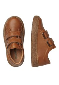 Scarpe in pelle marrone con due fascette in velcro, punta rotonda, suola in gomma texturizzata e dettagli di cucitura visibili.