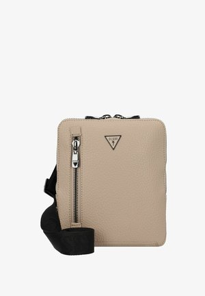 Sac bandoulière en simili cuir beige avec fermeture éclair, accessoires en métal argenté et une bandoulière noire réglable arborant un motif de logo.