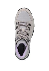 Jasnoszary but trekkingowy z cholewką z zamszu i siateczki, wzmocnionym czubkiem, fioletowymi akcentami i czarną gumową podeszwą. Posiada metalowe oczka i sznurówki.