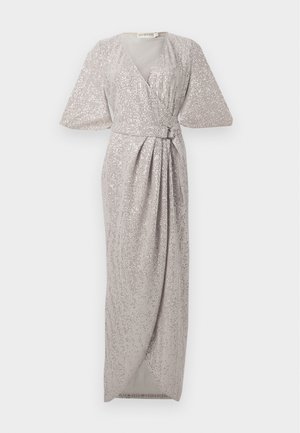 Langes graues Kleid mit V-Ausschnitt, kurzen, schwingenden Ärmeln, einer taillierten Taille mit einem Gürtel und einem drapierten Vorderteil, das dezente Paillettenverzierungen aufweist.