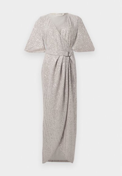 Ilga pilka suknelė su V formos iškirpte, trumpomis sparninėmis rankovėmis, prigludusia juosmens dalimi su diržu ir draped priekine dalimi, kurią papuošia subtilūs blizgučiai.