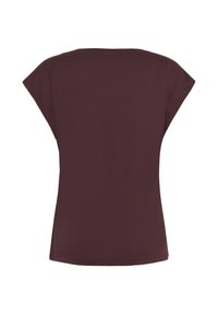 Haut court à manches courtes de couleur marron avec un col arrondi, fabriqué en tissu doux. Il présente une coupe décontractée et une texture lisse sans aucun motif ou détail visible.