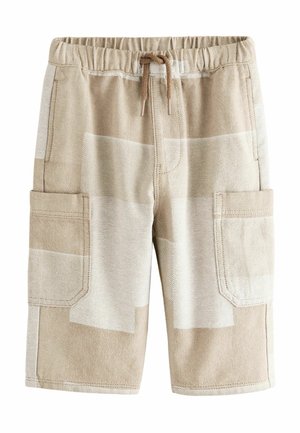 Shorts cargo patchwork beige et blanc cassé avec une ceinture élastique, un cordon de serrage marron et des poches latérales.