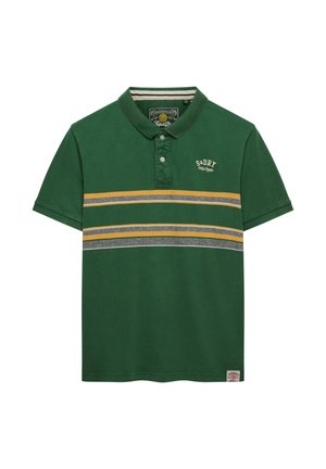 Grøn polo med korte ærmer og krave, to knapper foran, gule og grå vandrette striber samt hvidt broderet "S&DRY"-logo på venstre bryst.