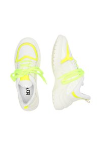 Adidași albi din material sport, cu accente neon galbene, șirete și o talpă texturată. Dispun de un finisaj neted din plastic și un guler căptușit.