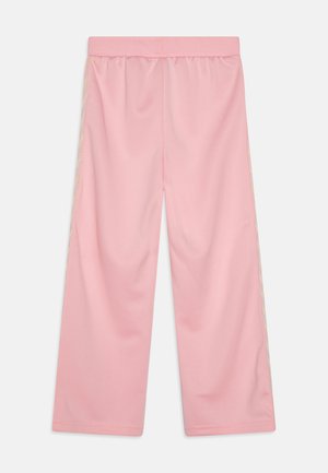 Myke rosa bukser med vide ben, elastisk midje og subtile beige side-striper, lagt flatt på hvit bakgrunn.