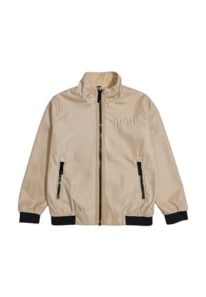 Giacca bomber beige con cerniera nera, due tasche frontali con zip, polsini e orlo neri, e la scritta "RICH" ricamata sul petto a sinistra.