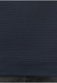 Sudadera texturizada en color navy con patrón de canalé vertical, con una banda de color sólido en el dobladillo y tejido suave.