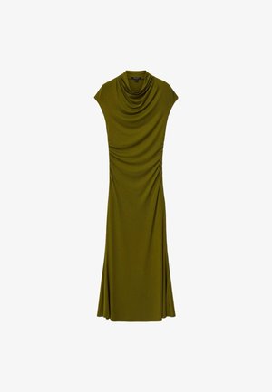 Vestido maxi sin mangas en verde oliva con escote drapeado en forma de cuello de cisne y laterales fruncidos, confeccionado con una tela suave y fluida.