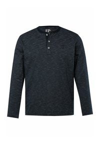 Dunkelblaues Langarm-Henley-Shirt mit horizontalen weißen Streifen, einer Drei-Knopf-Leiste und einem kleinen Logo auf der Brust.