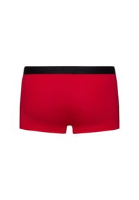 Boxer rossi realizzati in tessuto morbido, con una cintura elasticizzata nera con testo di marca. Design semplice senza motivi aggiuntivi.