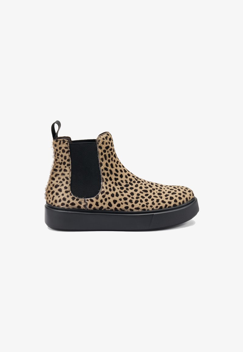 Botas Chelsea de estampado de leopardo con paneles laterales elásticos, suela de goma negra y parte superior de piel con textura. Cuenta con una pestaña trasera para facilitar el calzado.