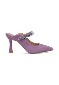 Mule alta in suede lavanda con punte appuntite e una fascia decorativa impreziosita da gemme trasparenti sulla parte anteriore.