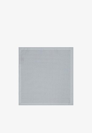 Kwadratowa, szara perforowana płyta z równomiernie rozmieszczonymi otworami, o gładkiej powierzchni i jednolitej teksturze. Odpowiednia do różnych zastosowań.
