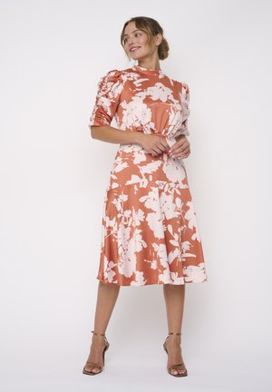 MIT RÜCKENAUSCHNITT UND RAFFUNG AM ÄRMEL - Cocktailkleid/festliches Kleid - camel