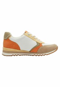 Sneaker con una combinazione di pelle bianca, suede arancione e beige, con una suola testurizzata e un design con lacci. Accenti curvi ne esaltano la forma.