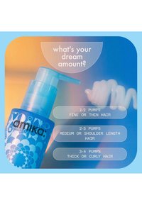 Flacon pompe bleu avec motif décoratif ; le texte indique les quantités recommandées à pomper selon l'épaisseur et la longueur des cheveux. Texture crémeuse du produit capillaire visible.
