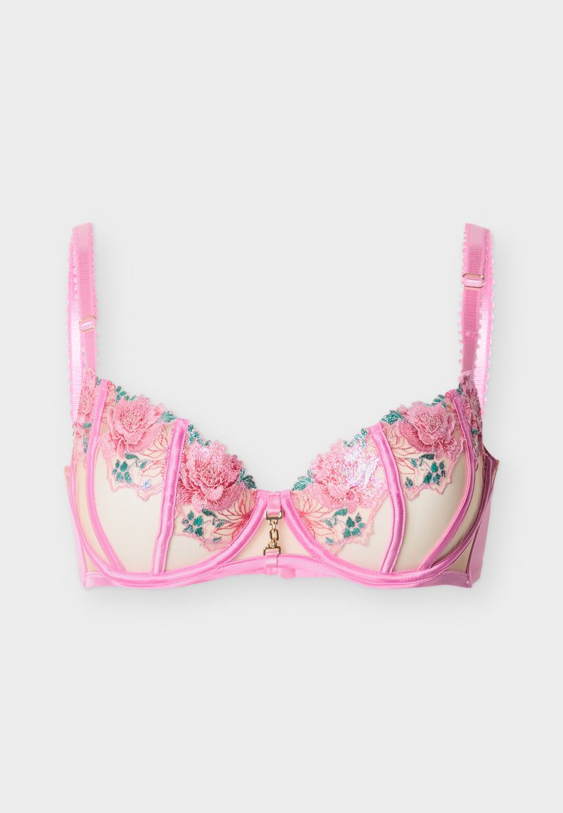 Ροζ σουτιέν με μπανέλα, διακοσμημένο με λουλουδάτη δαντέλα, ρυθμιζόμενους ιμάντες και μικρό κεντρικό κούμπωμα σε ουδέτερο φόντο.