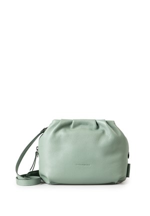 Una borsa a tracolla in pelle verde menta con una parte superiore arricciata, texture liscia, tracolla regolabile e un marchio discreto sul davanti.