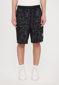 Sorte og grå mønstrede cargo-shorts med elastisk livbånd, justerbart bælte, sidelommer og en glat overflade.