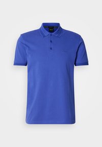 Polo bleu à manches courtes avec col, trois boutons et petit logo "BOSS" sur la poitrine gauche.
