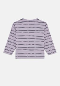 Liliowy longsleeve z poziomymi granatowymi paskami, okrągłym dekoltem i miękkim materiałem bawełnianym. Charakteryzuje się luźnym krojem i prostym dołem.