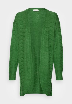 Lang grøn strikket cardigan med åbent front, lange ærmer og tekstureret mønster på ensfarvet baggrund.