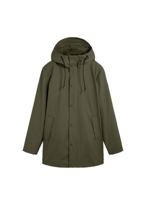 Chubasquero verde oliva con capucha, botones a presión en la parte delantera, cordones negros, mangas largas y dos bolsillos delanteros sobre fondo blanco.